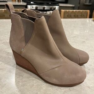 Women’s booties, 7.5